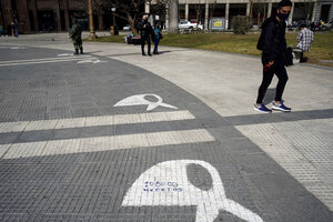 Marcha de las piedras: vandalizaron los dibujos de los pañuelos de Madres de Plaza de Mayo (Fuente: Télam)