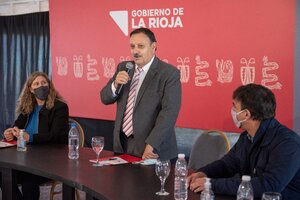 El gobernador de La Rioja firmó un acuerdo  con cooperativas para ampliar viviendas 