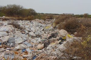 Arrojan desechos de agroquímicos a la vera del Río del Valle