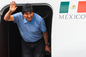 Revelan que dispararon proyectiles contra el avión mexicano que rescató a Evo Morales en 2019 (Fuente: AFP)