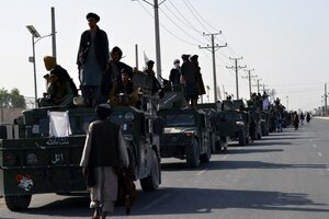 Los talibanes realizan desfile con vehículos militares de EE.UU. 