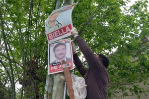 Terminó el plazo y la municipalidad de Salta retira los carteles electorales