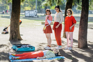 "Vivir en una casa prendida fuego", una obra de recorrido al aire libre