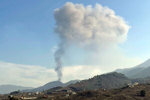 Cumbre Vieja: el volcán en las Islas Canarias bajó su actividad pero la lava podría llegar al mar (Fuente: AFP)