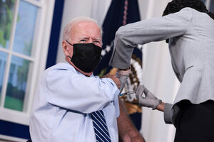 Joe Biden se aplicó la tercera dosis de la vacuna contra el coronavirus (Fuente: AFP)
