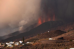 Islas Canarias: la lava del volcán Cumbre Vieja llegó al mar