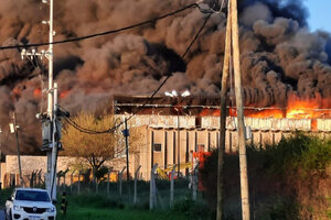 Feroz incendio en el Parque Industrial de Bernal, partido de Quilmes