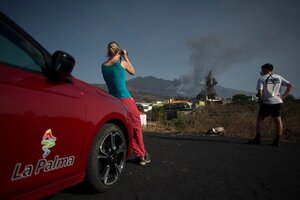 Islas Canarias: indignación con los turistas que sacan fotos de las zonas devastadas por el volcán Cumbre Vieja (Fuente: AFP)