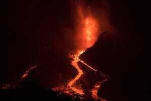 Volcán de La Palma: un derrumbe unió las bocas eruptivas y aumentó el caudal de lava (Fuente: AFP)
