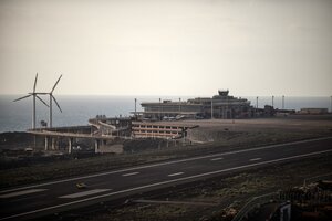 Volcán de La Palma: las cenizas obligaron a cerrar el aeropuerto de la isla (Fuente: AFP)