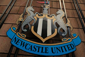 Revolución en el fútbol europeo: a través de un fondo de inversión, la familia real saudí compró al Newcastle (Fuente: AFP)