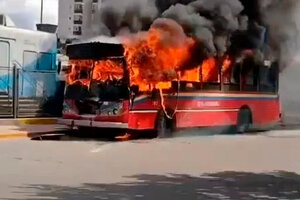 Impactante incendio de un colectivo en Moreno 