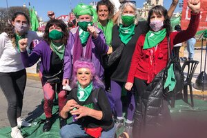 Compañeras de la Campaña Nacional por el Derecho al Aborto y en el centro Nina Brugo, de histórico verde-violeta. (Fuente: Comisión Organizadora Encuentro CABA)