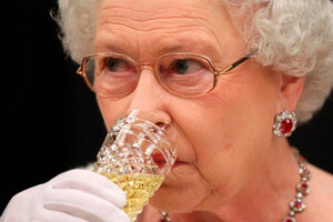 Alcohol cero para la reina de Inglaterra: adiós a las cuatro bebidas que tomaba cada día (Fuente: AFP)