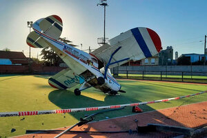 Milagro en Burzaco: una avioneta cayó en una cancha de hockey del club Pucará y no hubo víctimas 