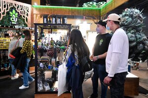 Expo Cannabis: médicos responden a visitantes sobre el uso, con quién asesorarse y la calidad del aceite cannábico (Fuente: Télam)
