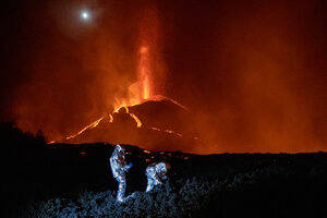 Tras el "tsunami de lava" del volcán, en La Palma están en alerta por la llegada de una colada al mar (Fuente: AFP)