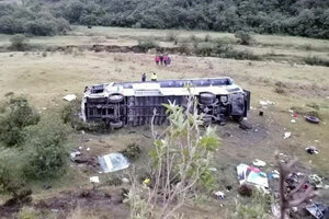 Ecuador: un micro desbarrancó en la ruta y y murieron 11 personas  (Fuente: Twitter)