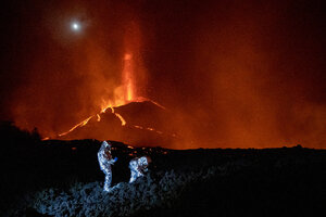 A un mes de iniciada, la erupción del volcán de La Palma no cesa (Fuente: AFP)
