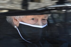 La reina Isabel volvió al castillo de Windsor tras pasar una noche en el hospital (Fuente: AFP)