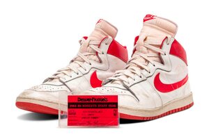 Subastaron por casi 1,5 millones de dólares unas zapatillas de Michael Jordan de 1984 (Fuente: EFE)