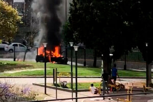 Susto en Recoleta: un taxi se incendió, siguió circulando y explotó en plena calle