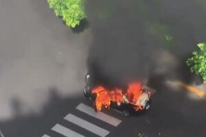 Fuego, explosión y máxima tensión por un taxi en llamas en Recoleta