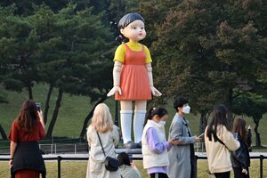 El juego del Calamar: instalaron una imitación de la muñeca gigante en un parque de Seúl (Fuente: AFP)