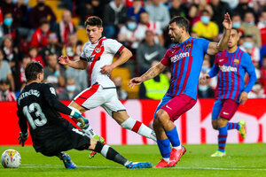 Un golazo de Falcao le arruinó el debut como titular a Agüero (Fuente: NA)