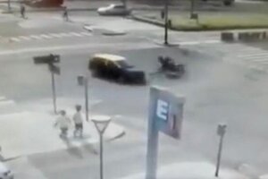 Choque mortal en la 9 de Julio: un taxi embistió y mató a un motociclista