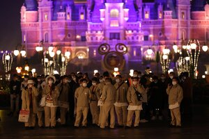 Coronavirus: China dejó adentro del parque Disney  a 34.000 visitantes por un caso positivo (Fuente: AFP)