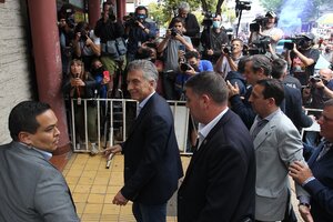 Macri y sus excusas después de haber tirado al piso un micrófono   (Fuente: Bernardino Avila)