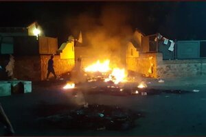 Militantes que responden a la intendenta quemaron los ingresos a la residencia del gobernador y agredieron a periodistas  