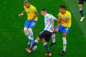 Di María intenta entre Neymar y Alex Sandro en el fallido partido de ida, en San Pablo, todavía irresoluto (Fuente: Fotobaires)