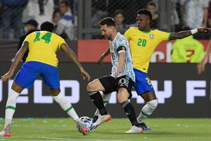 Messi intenta entre Eder Militao y Vinicius. No fue un buen partido del capitán (Fuente: AFP)