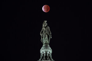 Las cautivantes fotos del eclipse lunar más largo del siglo