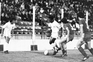 Pelé en el campo de juego del Tomás A. Ducó, frente a Huracán, em 1973.