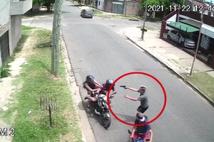 Intentaron robarle la moto a un policía pero este se defendió 