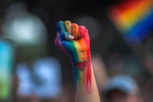 Homofobia y transfobia en un boliche de Tucumán: quisieron entrar y les dijeron "Vos no vas a pasar porque sos gay y ella es travesti" (Fuente: AFP)