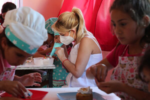 Fabiola Yáñez volvió a visitar el comedor Esperanza Kilme y participó de un taller de cocina con chicas y chicos