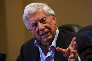 Intelectuales rechazan la llegada de Vargas Llosa a la Academia Francesa por su militancia neoliberal (Fuente: AFP)