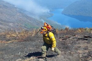 En Bariloche persisten los incendios que afectan las zonas aledañas a los lagos Martin y Steffen.