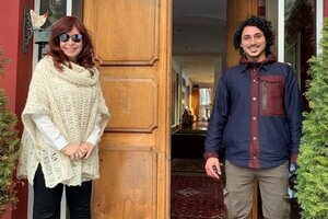 Cristina Kirchner en la puerta de su casa en El Calafate junto a Federico Pazo.
