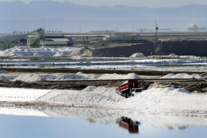 Llueven críticas al Gobierno chileno por licitar 160 mil toneladas de litio en el desierto de Atacama. (Fuente: EFE)