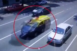 Imágenes sensibles: Un taxista se subió al capot cuando le robaron el auto y murió al salir volando tras un violento choque