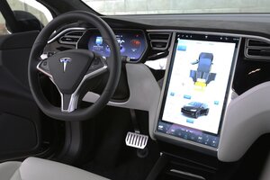 Tesla vulnerable: un joven pudo hackear 25 autos de forma remota