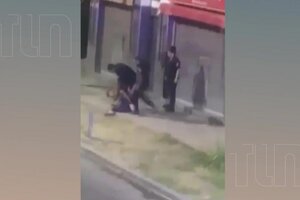 Dos policías golpearon en el piso a un joven luego de detenerlo