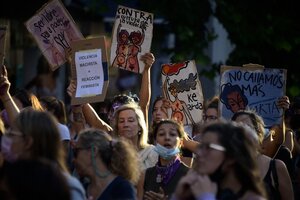 Masivas manifestaciones en Uruguay en protesta por una violación grupal (Fuente: Télam)