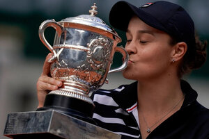 Ashleigh Barty besa el trofeo del Abierto de Australia. (Fuente: AFP)