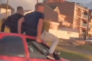 Imprudencia al volante: dos jóvenes salieron de una fiesta y viajaron en el techo de un auto en Mar del Plata